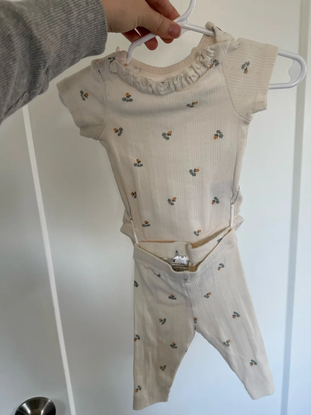 H&M Cream Ribbed Two-Piece Set with Small Floral Print, Newborn
